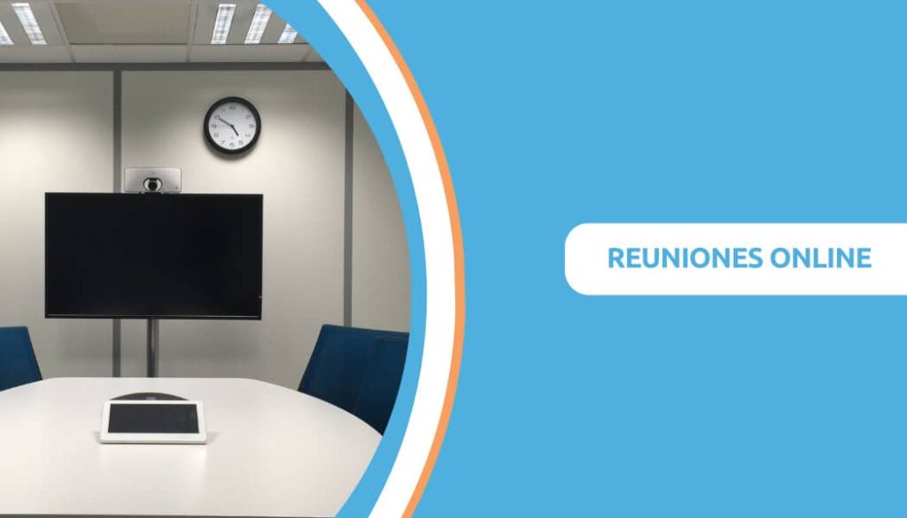 Tarjeta sobre reuniones con una pantalla y mesa de fondo.